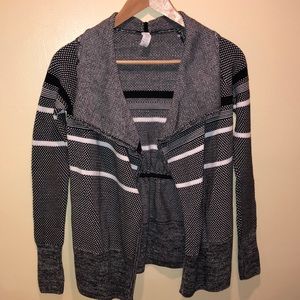 IVIVVA girls adjustable snap collar sweater EUC